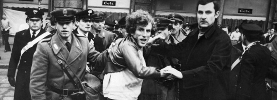 Calabresi (à droite) arrêtant un manifestant à Milan en 1968