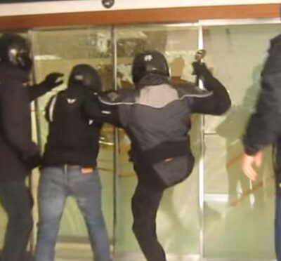 Rouvikonas forçant l’entrée des studios de l’ERT (archive)