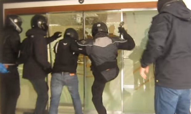 Rouvikonas forçant l’entrée des studios de l’ERT (archive) Rouvikonas forçant l’entrée des studios de l’ERT (archive)