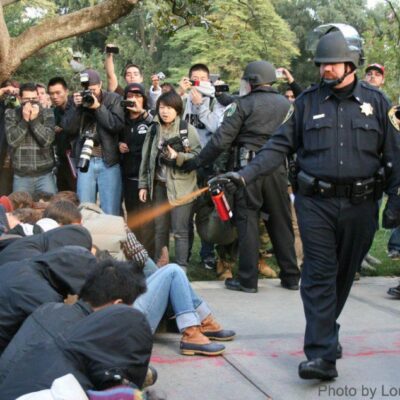 La célèbre photo du lieutenant John Pike à l'oeuvre