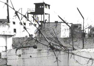 Une des premières photos de la prison de Khiam