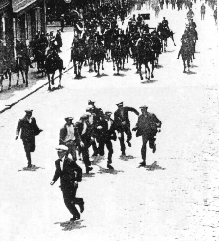 La gendarmerie charge des grévistes à Charleroi