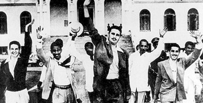 Les prisonniers de la Moncada à leur libération en 1955 (Castro est au centre) Les prisonniers de la Moncada à leur libération en 1955 (Castro est au centre)