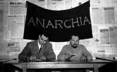 Giuseppe Pinelli (à droite) au cercle anarchiste Ponte della Ghisolfa (Milan, 1968)