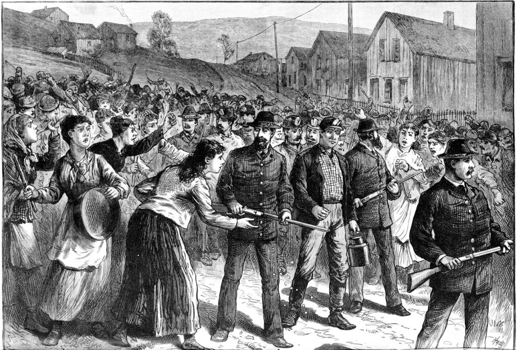 Les Pinkertons escortent des briseurs de grève à Buchtel (1884)