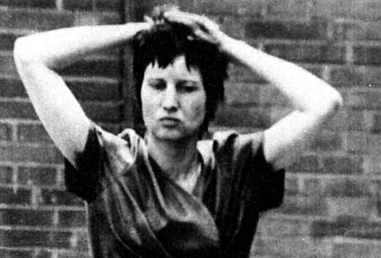 Ulrike Meinhof subit une programme voisin de KUBARK: isolement total, anesthésies de force, une cellule insonorisée et sans fenêtre, lumière artificielle s’allume de telle manière à briser le cycle du sommeil. Ulrike Meinhof subit une programme voisin de KUBARK: isolement total, anesthésies de force, une cellule insonorisée et sans fenêtre, lumière artificielle s’allume de telle manière à briser le cycle du sommeil.