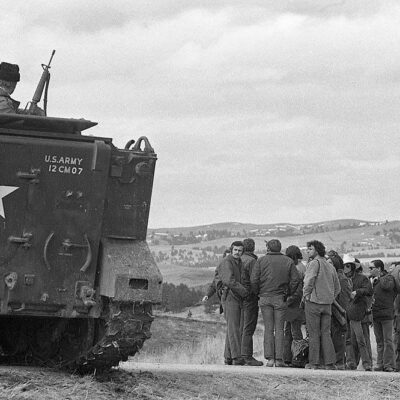 Un des blindés encerclant les occupants de Wounded Knee