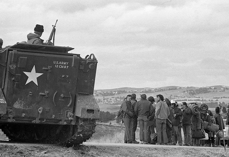Un des blindés encerclant les occupants de Wounded Knee