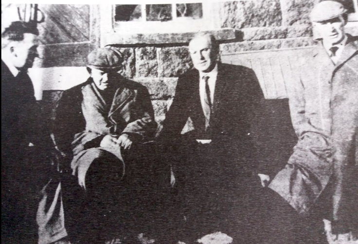 A la gare de Meenbanad en 1968, trois des anciens participants de l'embuscade (de droite à gauche) Dim Bonner, Fergus Ward and Neil Boyle