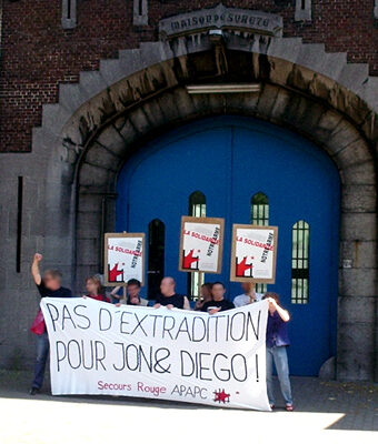 Devant la prison de Mons