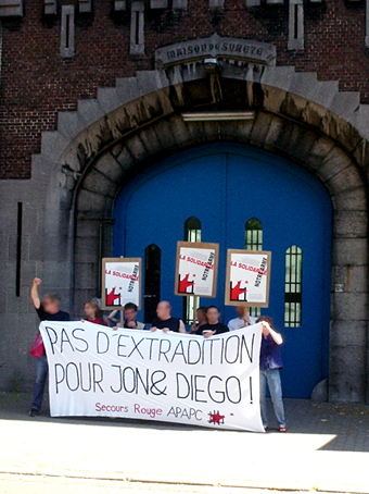 Devant la prison de Mons