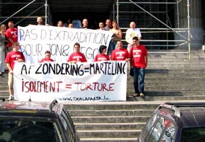 Devant le palais de justice