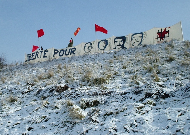 Face à la prison de Bapaume (où était détenue Nathalie Ménigon) le 25 février 2006