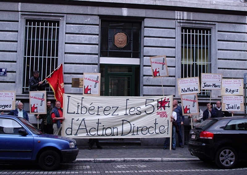 Devant le consulat de France à Liège le 28 mai 2004
