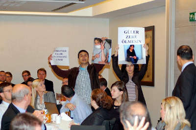 Chahut contre un ministre turc Chahut contre un ministre turc