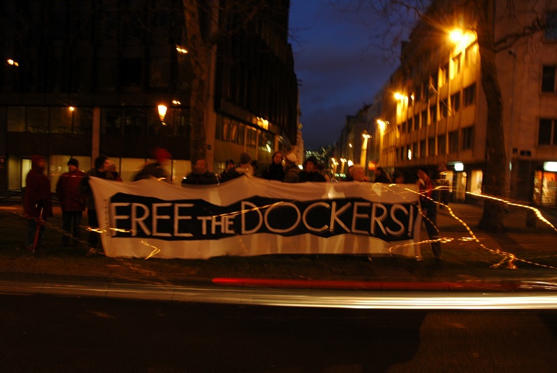 Devant la résidence de l'ambassadeur de France le 9 février 2006