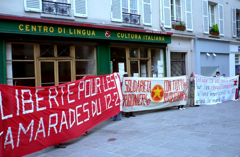 Devant le centre culturel italien à Paris le 16 juin 2007