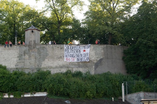 Accrochage d'une banderole solidaire à Zürich Accrochage d'une banderole solidaire à Zürich