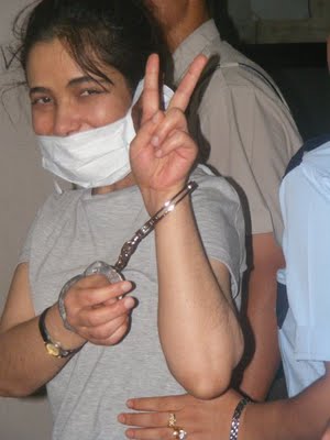 Guler Zere masquée menottée Guler Zere masquée menottée