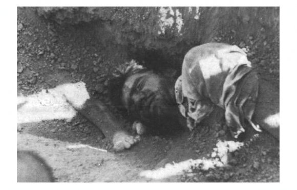 Dépouilles des prisonniers assassinés exhumés par des chiens errants à Khavaran