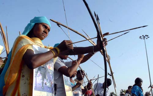 Adivasis armés d'arcs Adivasis armés d'arcs