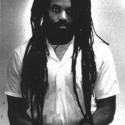 Mumia menotté en prison