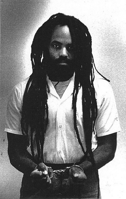 Mumia menotté en prison