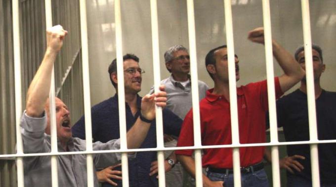 Au procès du PCPM, les accusés saluent les sympathisants présents dans la salle Au procès du PCPM, les accusés saluent les sympathisants présents dans la salle