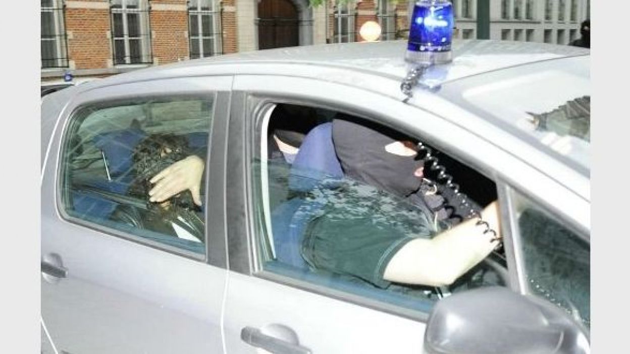 Wahoub mains attachées et yeux bandés le 5 juin, un policier tend sa main pour qu'on ne puisse la reconnaître Wahoub mains attachées et yeux bandés le 5 juin, un policier tend sa main pour qu'on ne puisse la reconnaître