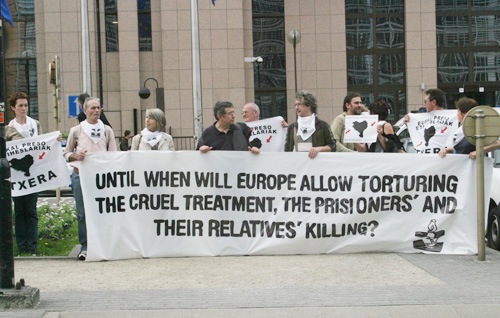 Manifestation devant le siège de l'UE