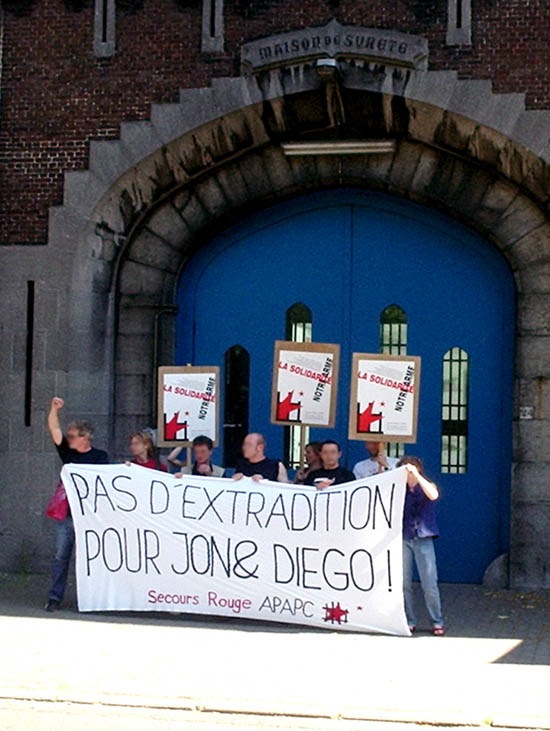 Devant la prison de Mons le 20 juin 2005