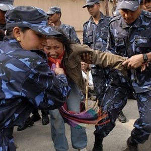 Heurts avec la police au Népal