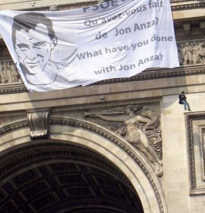 Banderolle pour Jon Anza sur l'Arc de Triomphe