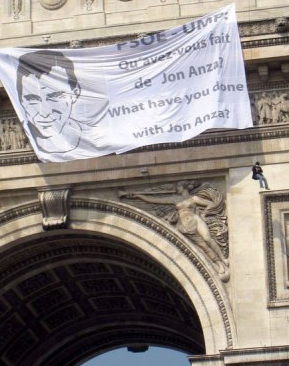 Banderolle pour Jon Anza sur l'Arc de Triomphe