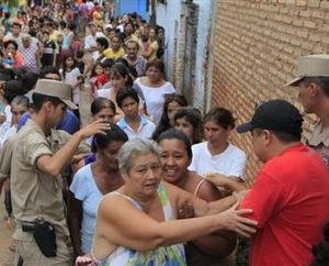 Distribution de vivres après un enlèvement de l'EPP au Paraguay