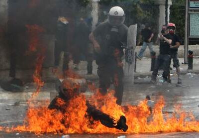Policier anti-émeute grec touché par un cocktail molotov