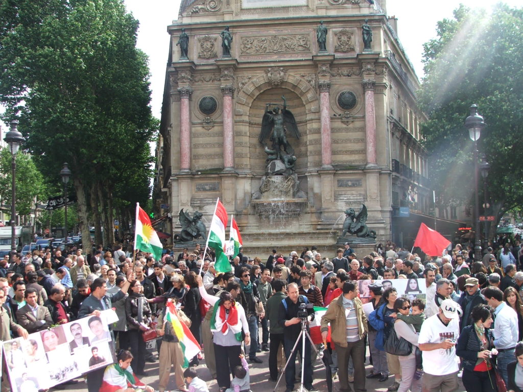 Rassemblement à Paris pour les prisonniers politiques en Iran