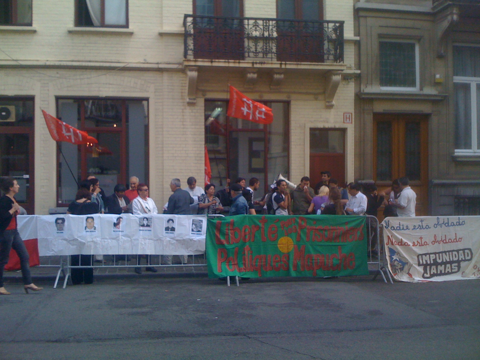 Manifestation mapuche devant l'ambassade du Chili