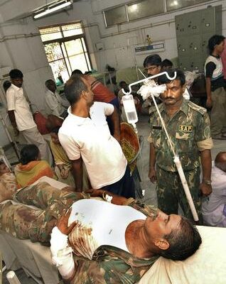 Paramilitaires blessés par la guérilla maoïste en Inde