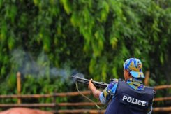 Policier anti-émeute au Bangladesh