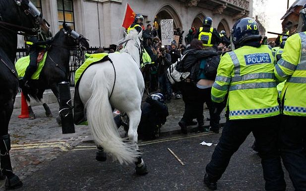 La police montée charge la manifestation estudiantine à Londres