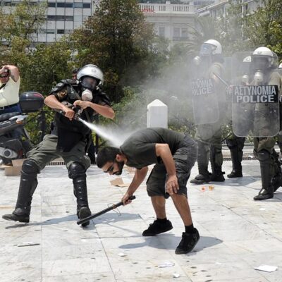 Affrontements entre manifestants et policiers à Athènes