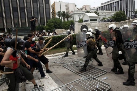 Affrontements policiers/manifestants en Grèce