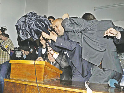 Lancement d'oeufs lors d'une conférence d'un député