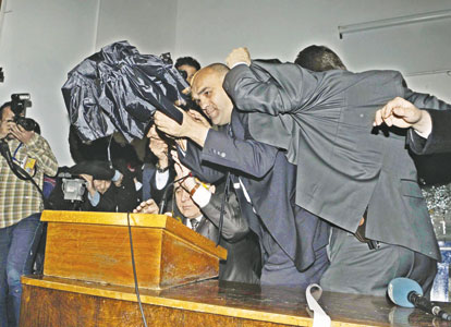 Lancement d'oeufs lors d'une conférence d'un député