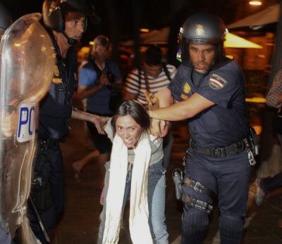 Arrestation d'une indignée à Madrid