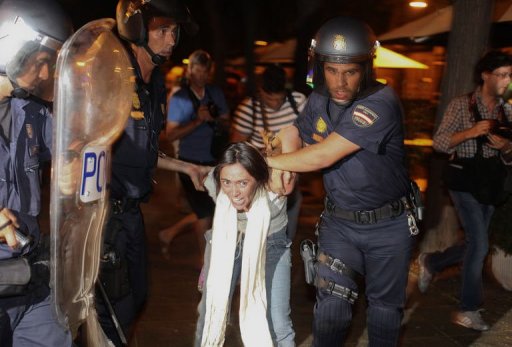 Arrestation d'une indignée à Madrid