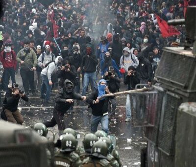 Affrontements étudiants/policiers à Santiago