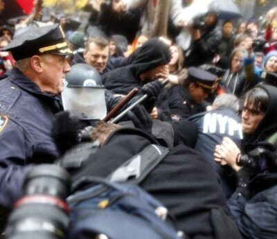 Heurts entre la police et les 'indignés'