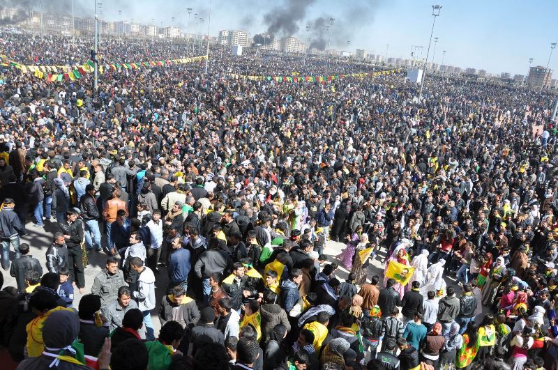 La foule des manifestants kurdes à Dyarbakir